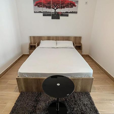 Militari Studio Roşu Exteriör bild
